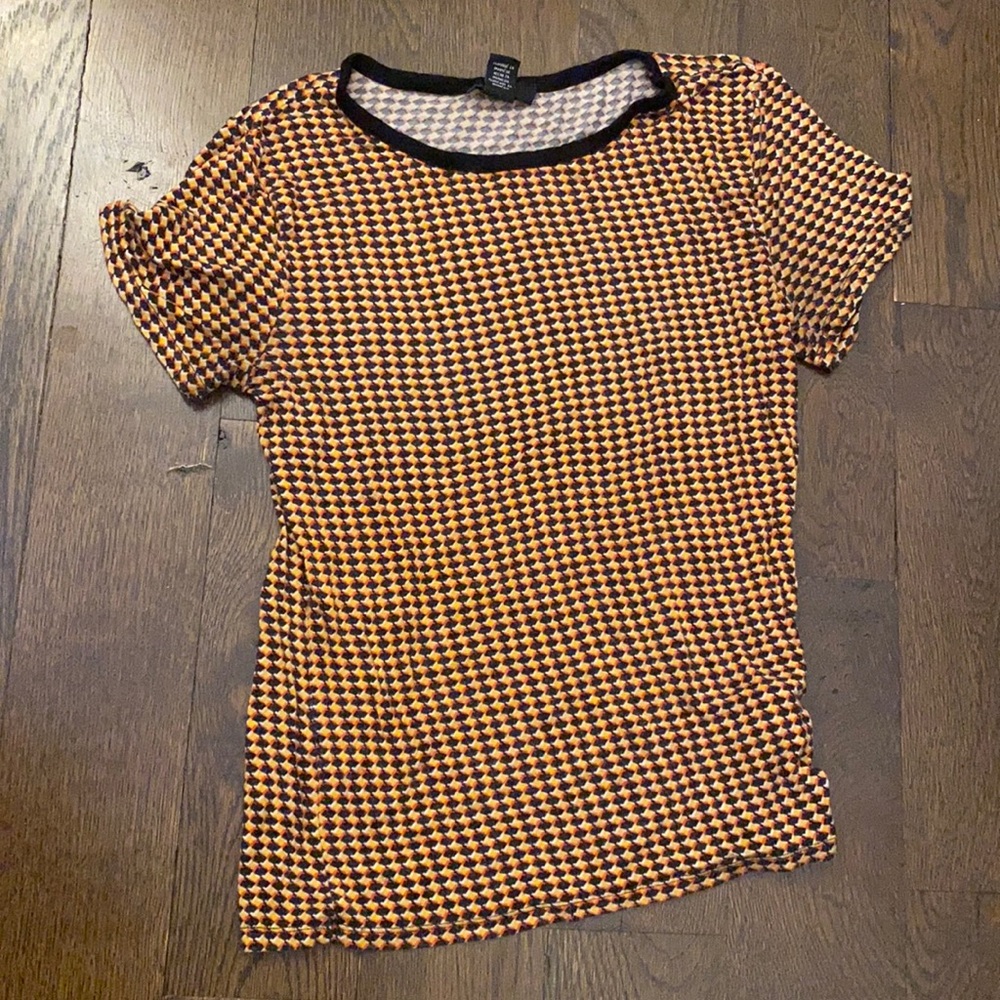 Patterned red, black and orange t shirt size med